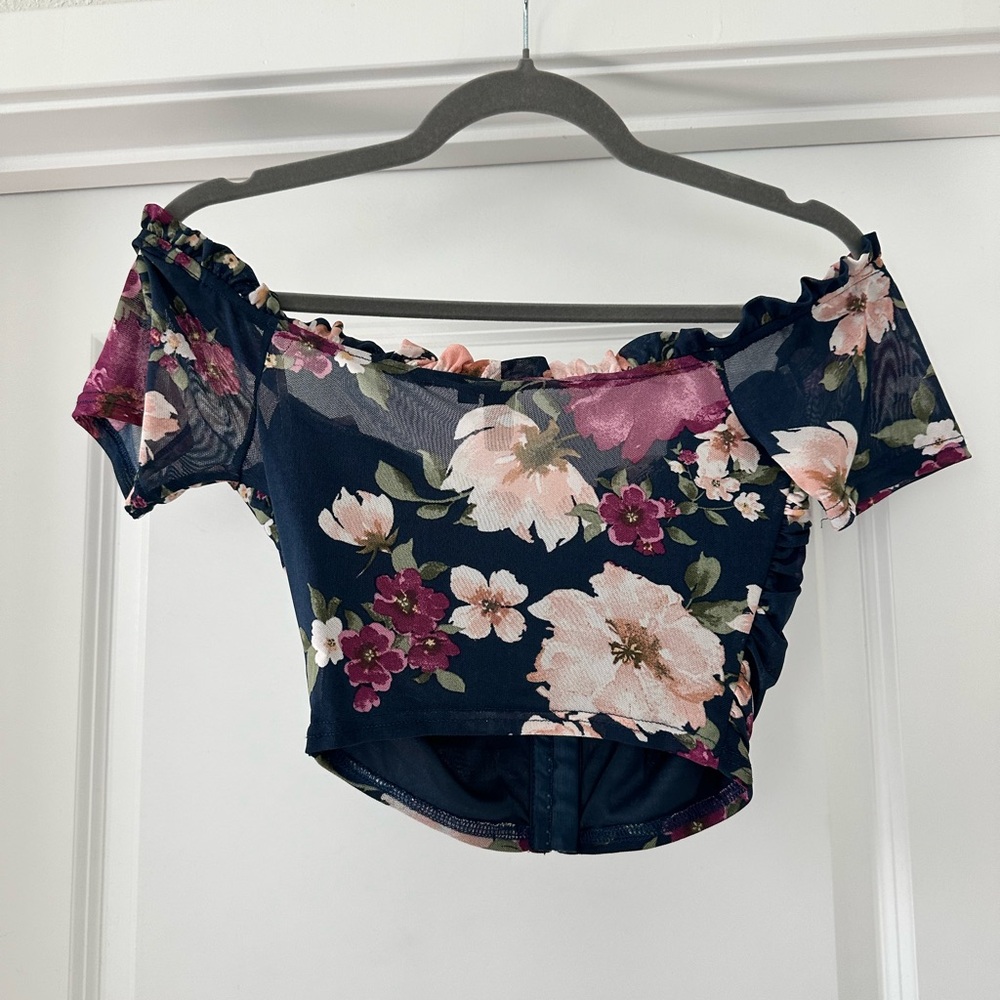 Off the shoulder Crop Top - Picture 2 of 3